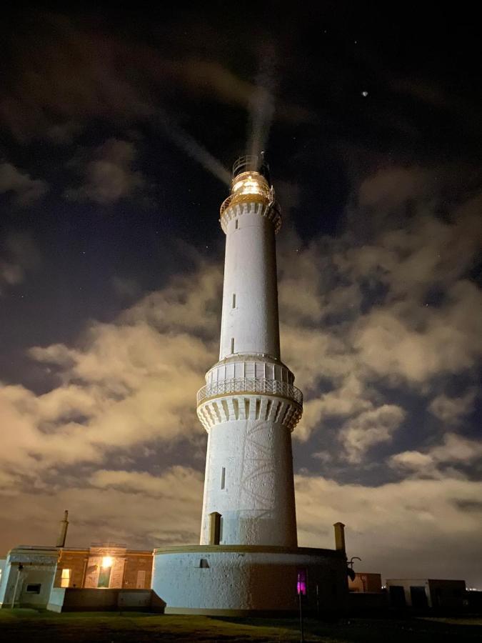 Aberdeen Lighthouse Cottages - Coastal, Dolphins Экстерьер фото