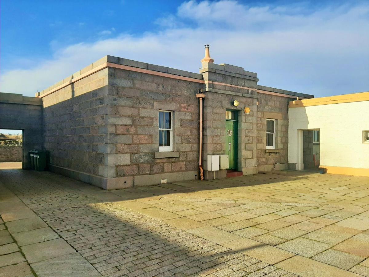Aberdeen Lighthouse Cottages - Coastal, Dolphins Экстерьер фото
